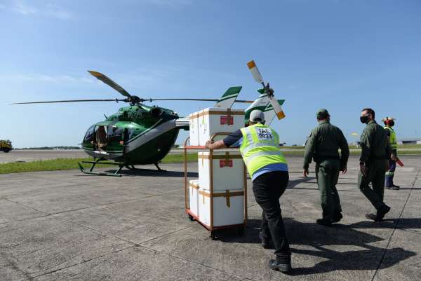 Doses de esperanca Ciopaer transporta o ° lote de vacinas contra a Covid para cidades do Ceara