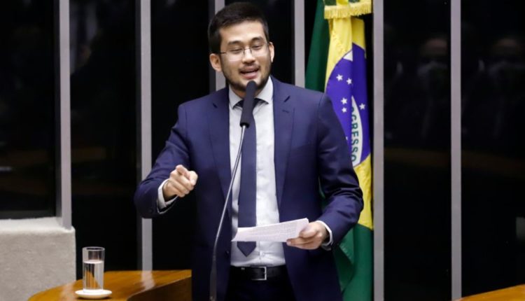 Kim kataguiri pegando fogo