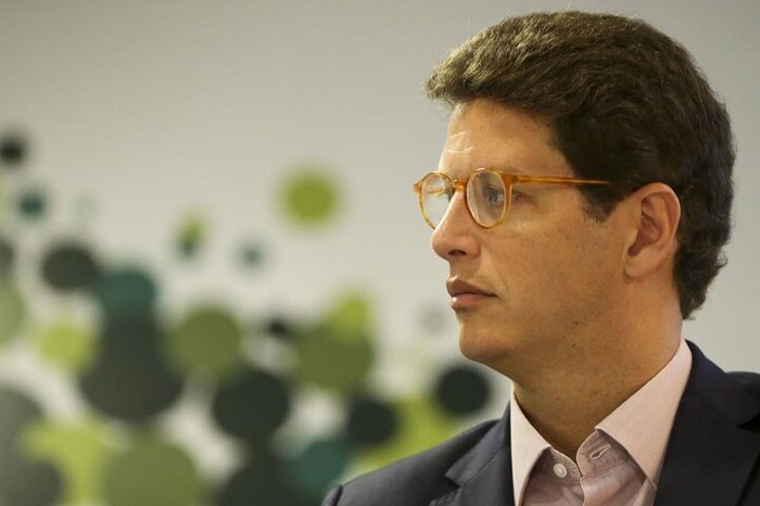 Ricardo Salles é alvo de operação que investiga exportação ilegal de madeira