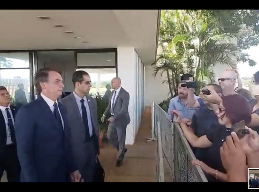 Bolsonaro conversa com apoiadores nesta a feira