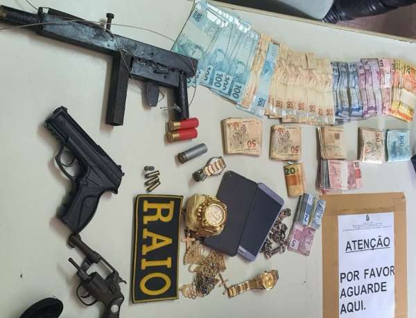 II Forcas de seguranca resgatam familia feita de refem e prendem trio armado em Iparana