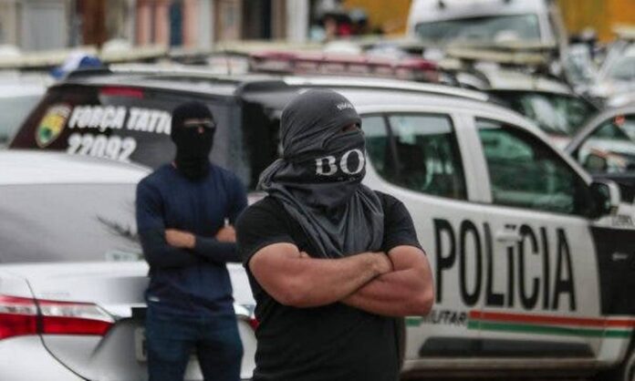 x Ceara  Policiais militares encapuzados e sem farda se reunem em protesto na cidade