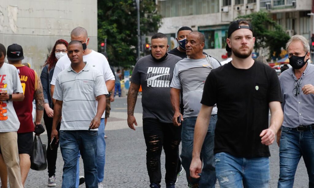 primeiro dia de flexibilizacao do uso de mascaras ao ar livre no estado ffraz abr