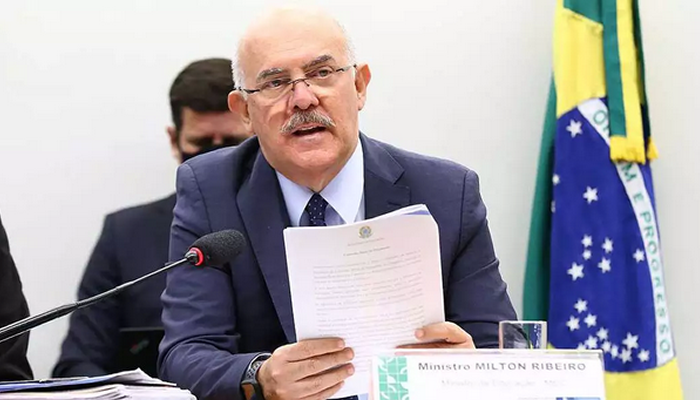 Ministro da Educação pede exoneração do cargo