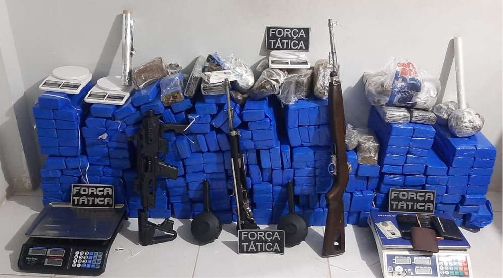 207 kg de maconha, fuzis, pistola e munições são apreendidos em Aquiraz