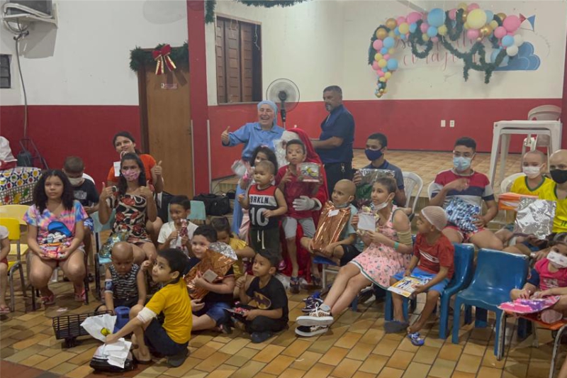 Crianças do Lar Amigos de Jesus ganham visita do Papai Noel