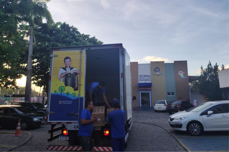 Doação de alimentos da campanha Natal de Carinho.