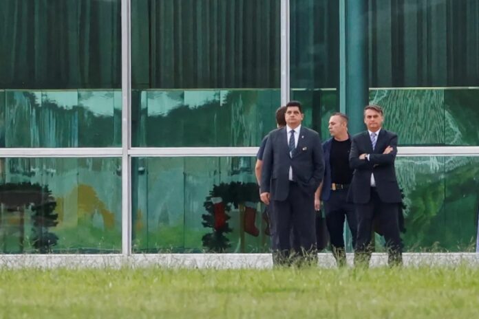 Bolsonaro vai ao encontro de apoiadores em seus últimos dias no Palácio.