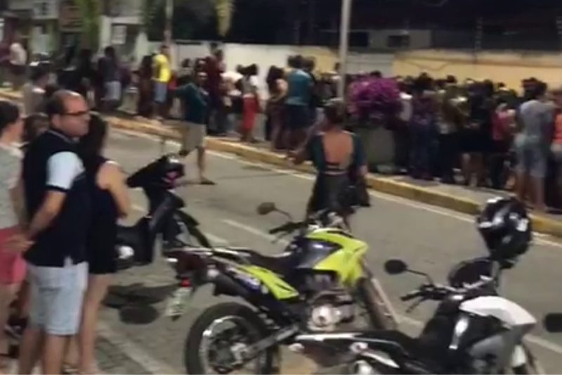 Pessoas invadiram a Câmara de Vereadores de Cascavel.
