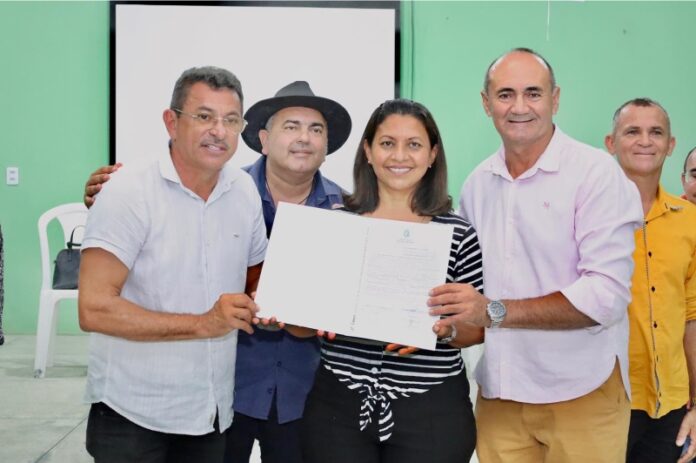 Idace entrega 137 títulos da terra em Pindoretama