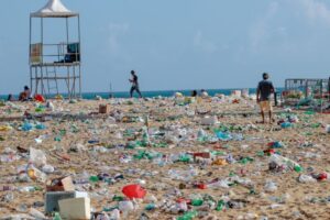 Lixo na orla depois do Réveillon