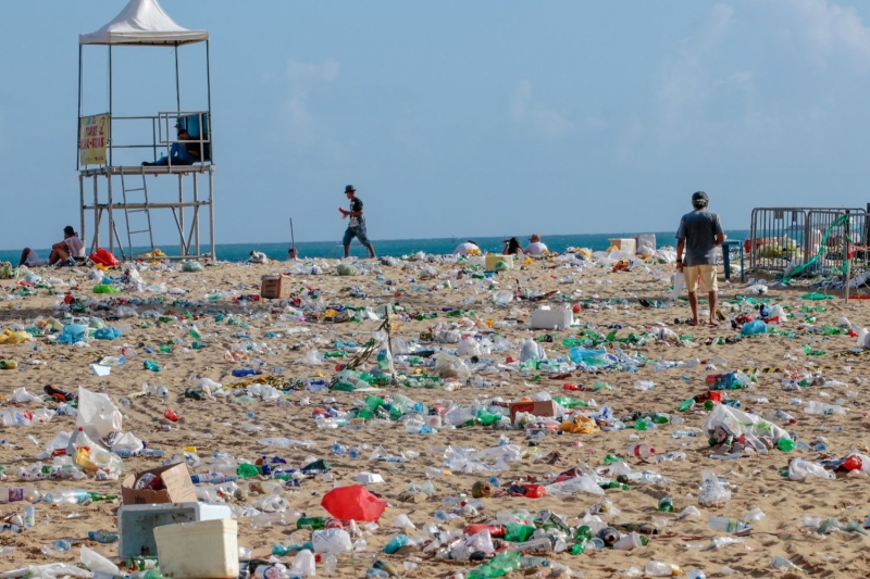 Lixo na orla depois do Réveillon