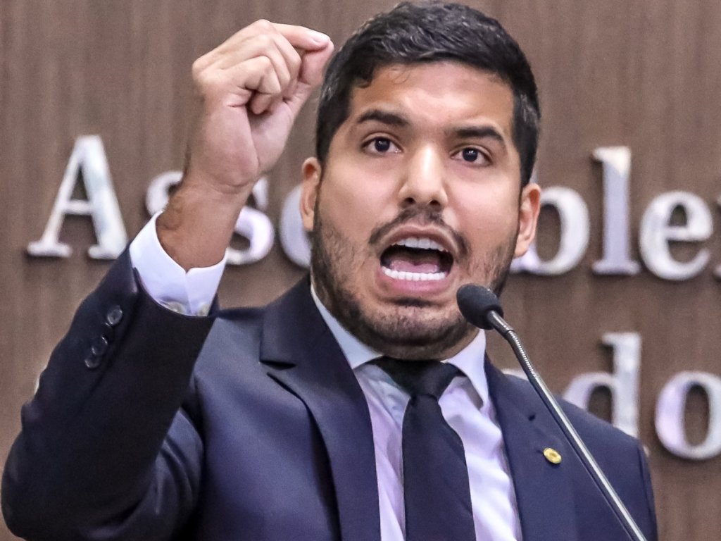 Advogados pedem suspensão da posse de André Fernandes