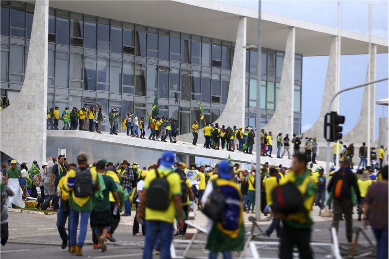 Líderes mundiais condenam atos golpistas em Brasília