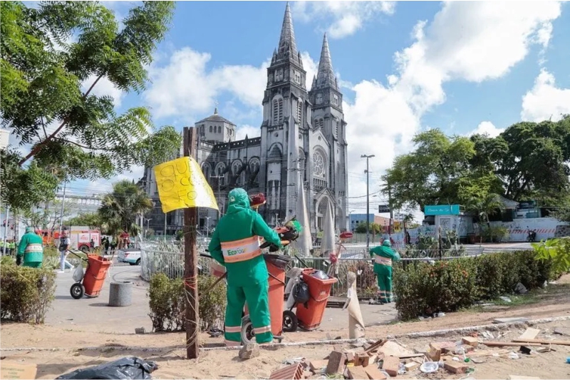 Garis limpam local ocupado por bolsonaristas em Fortaleza