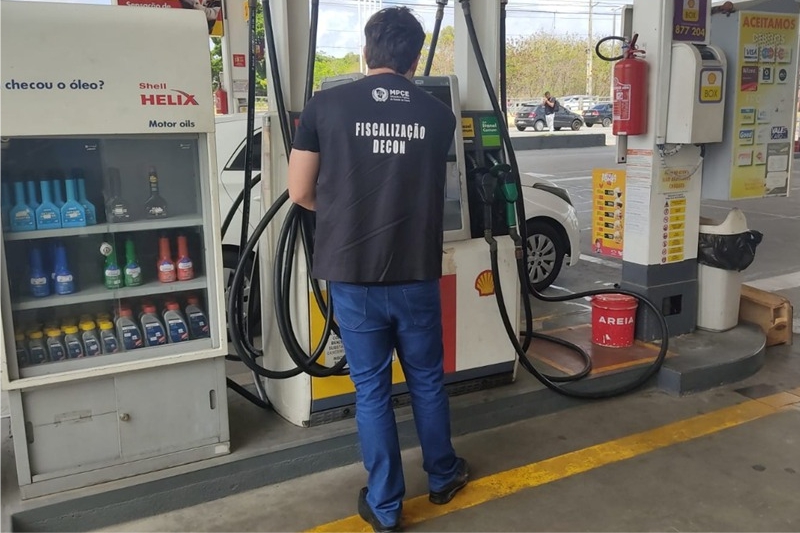 Decon autua postos de combustíveis em Fortaleza