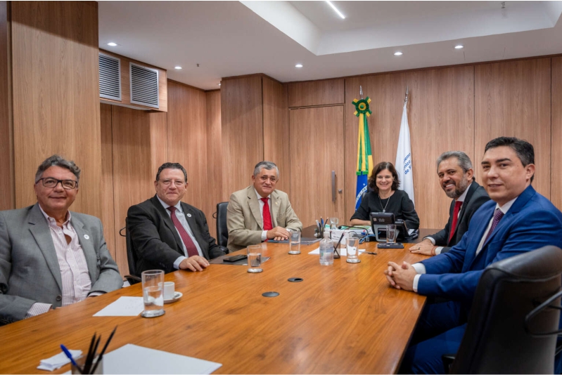 Elmano busca apoio em Brasília para reduzir fila de cirurgias