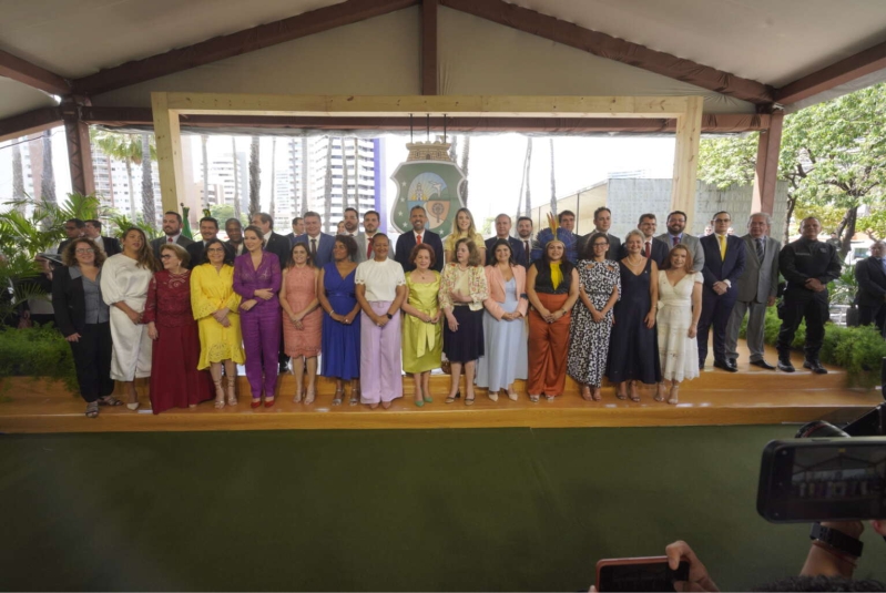 Elmano de Freitas empossa 32 secretários