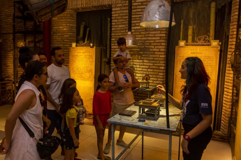 Exposições encantam visitantes nas visitas guiadas no Museu da Indústria