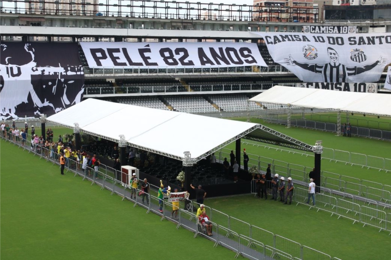 Vila Belmiro vela corpo do Rei Pelé