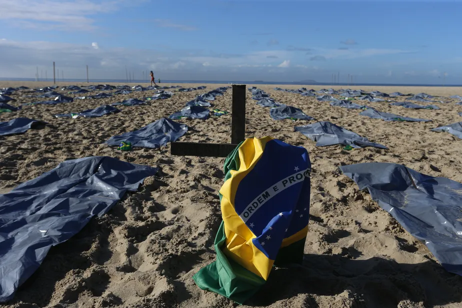 Brasil alcança a marca de 700 mil mortes por covid-19