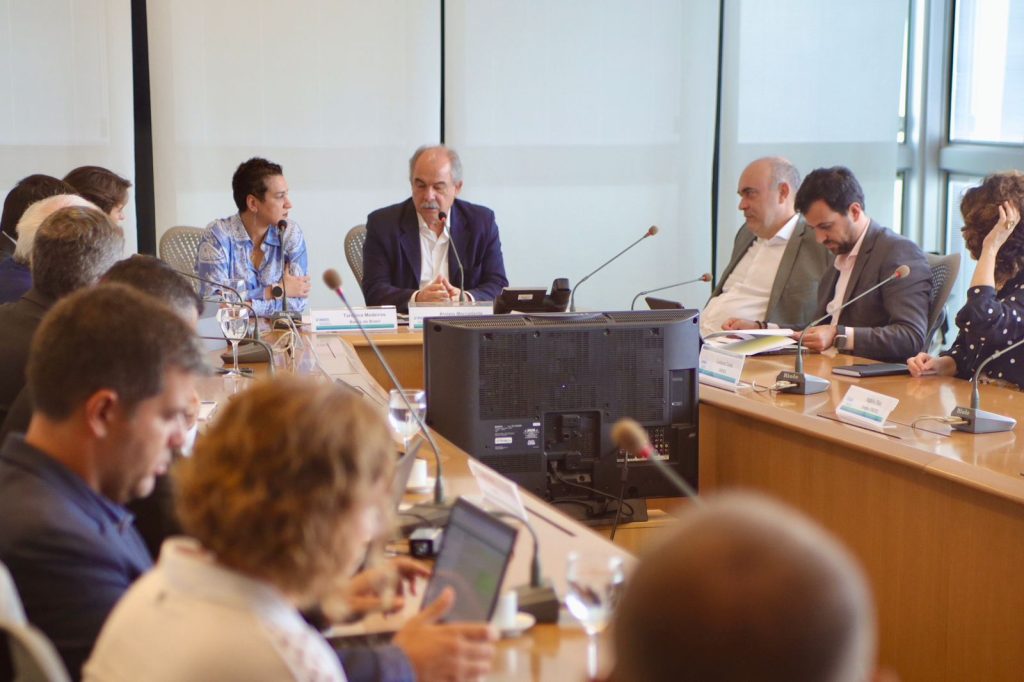 Em reunião, Tarciana Medeiros e Aloizio Mercadante discutiram a criação de linha de crédito para prefeituras renovarem a frota de ônibus escolares - Foto:Divulgação