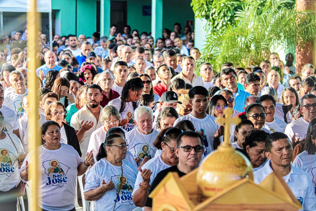 Fiéis oram durante a caminhada – Foto: Prefeitura de Pindoretama 