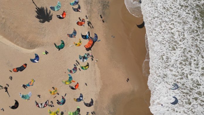 A praia é a única do Ceará a ter a certificação Bandeira Azul - Fotos: Divulgação/Prefeitura de Caucaia.