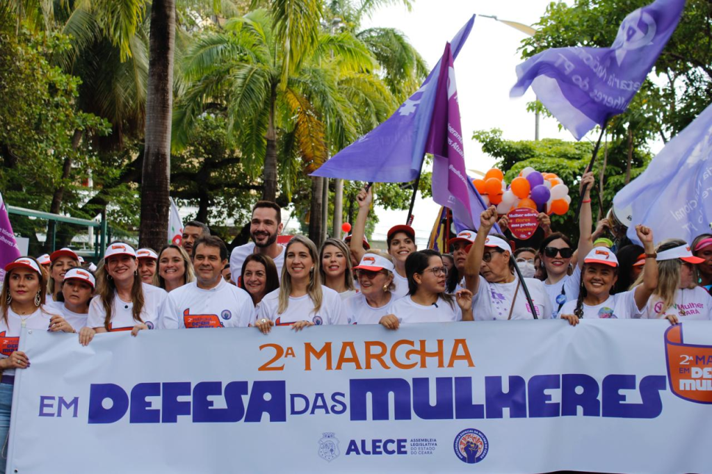 Legenda: A mobilização teve como objetivo reunir forças na luta pelo fim da violência contra as mulheres e desigualdade de gênero - Foto: Bia Medeiros