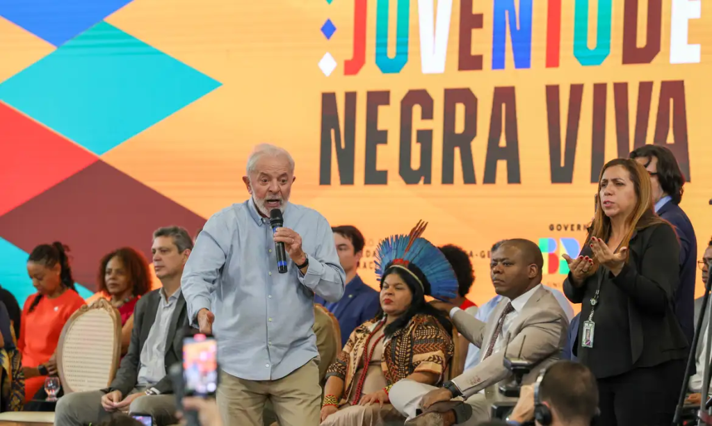 Lula assinou decreto que institui o Plano Juventude Negra Viva - Foto: Fabio Rodrigues Pozzebom/Agência Brasil.