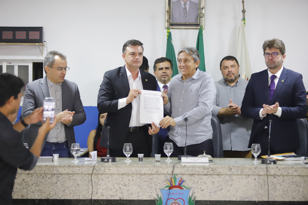Presidente da Câmara do Crato, Florisvaldo Coriolano, entrega à CPI relatório com as insatisfações contra serviços da Enel no município - Foto: Dário Gabriel