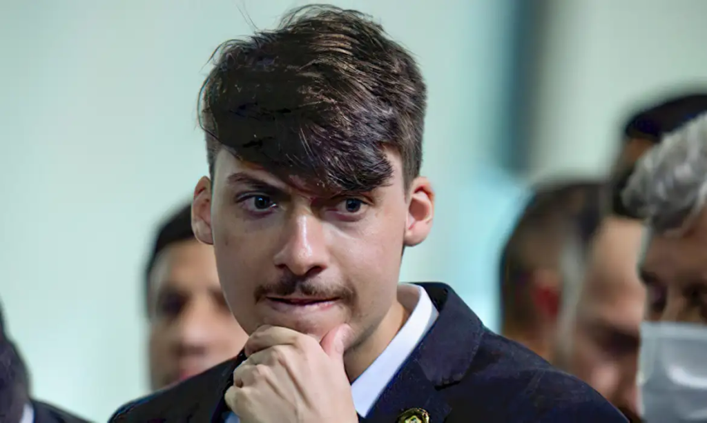 Filho de Bolsonaro teria forjado resultados financeiros em empresa - Foto: Joedson Alves/Agência Brasil.