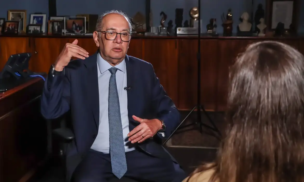 Legenda: Gilmar Mendes durante entrevista exclusiva em seu gabinete - Foto: Valter Campanato/Agência Brasil