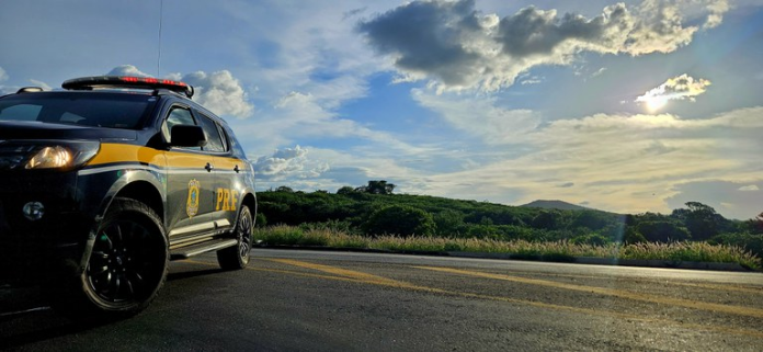 Os feriadões geram aumento significativo no fluxo de veículos nas rodovias e os condutores precisam redobrar a atenção - Foto: Divulgação.