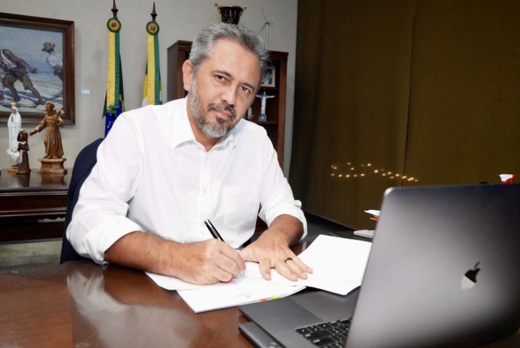 O governador também sancionou a mensagem que estabelece o piso salarial para os Agentes Comunitários de Saúde - Foto: Carlos Gibaja