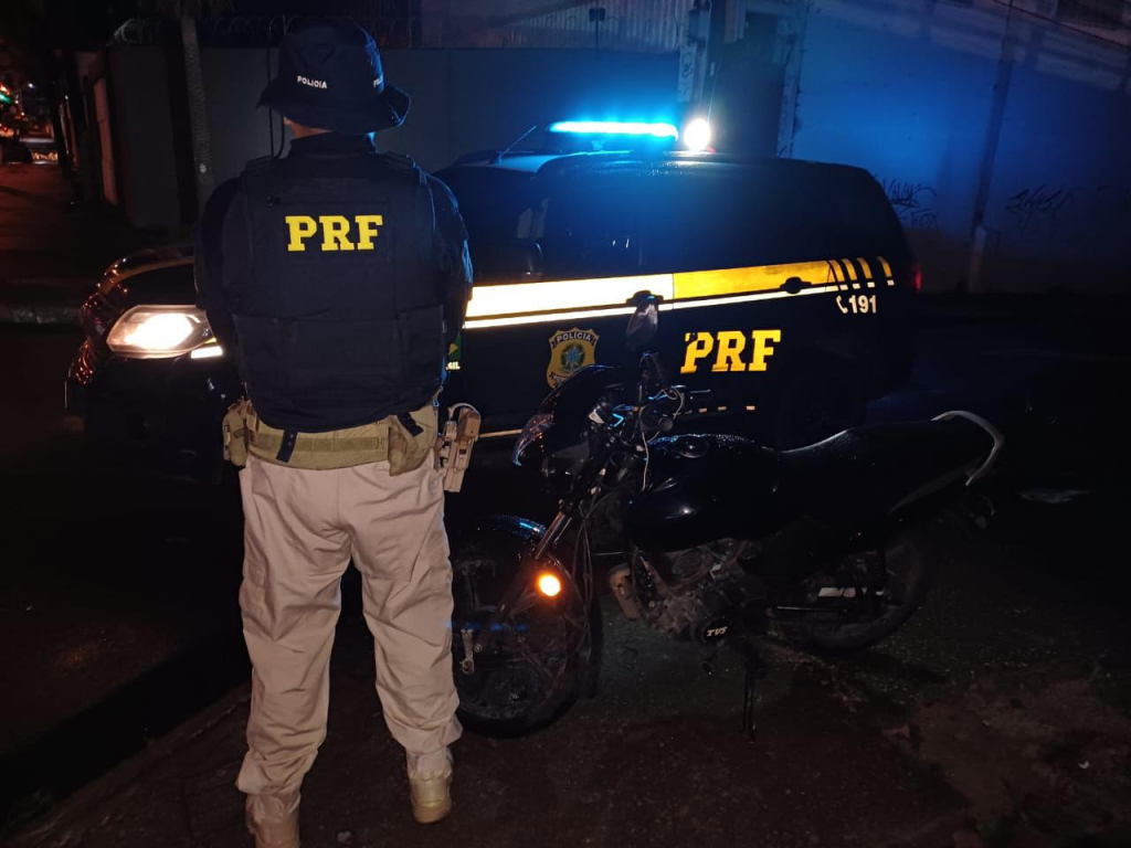 Um dos veículos tinha sido roubado três horas antes da recuperação - Foto:Divulgação/PRF.