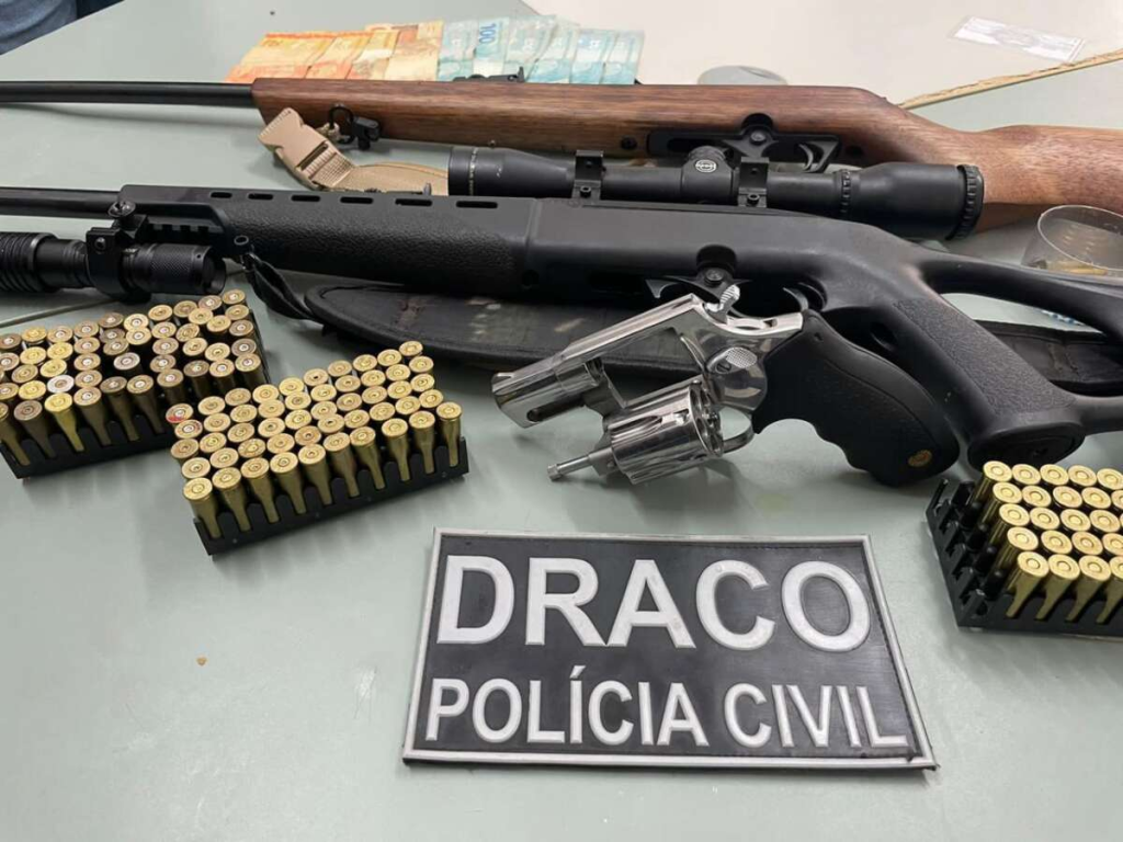 Armas, munições, R$ 50 mil em espécie, bloqueios de móveis e contas bancárias foram realizados durante quarta fase da "Operação Captum" - Fotos: Divulgação/PCCE