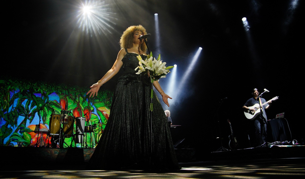 Vanessa da Mata puxou um "parabéns para você" em homenagem à cidade - Fotos: Daniel Calvet.
