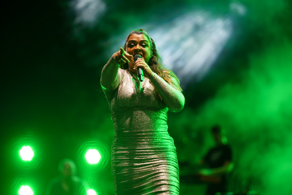 Encerrando a noite, a cantora Preta Gil apresentou sucessos de sua carreira, como "Sinais de Fogo", "Vá Se Benzer" e "Só o Amor". 