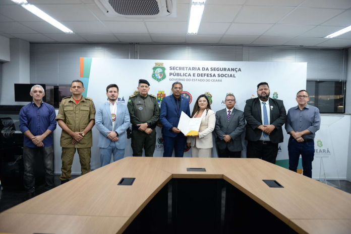 Dois homens foram presos pela Polícia Militar do Ceará (PMCE) suspeitos de porte ilegal de arma de fogo e corrupção ativa - Foto: