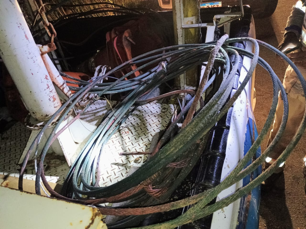 Além dos fios, também foram apreendidos uma corda e um alicate para corte de cabos de aço - Foto:Divulgação/PMCE
