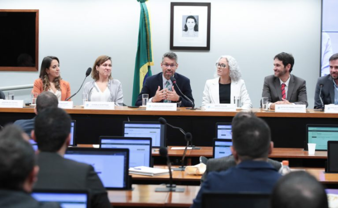 Governo vai abrir edital para que municípios recebam equipamentos de TV digital - Foto: Zeca Ribeiro / Câmara dos Deputados