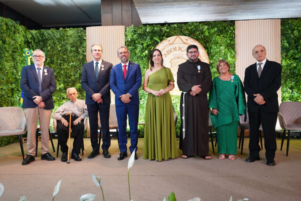 Foram homenageados empresária, Ana Lúcia Bastos Mota; o jornalista e escritor, Lira Neto; dom Edmilson Cruz; o cineasta, Luiz Carlos Barreto; o ministro da Educação, Camilo Santana; e a Congregação Franciscana de Canindé - Fotos: Casa Civil/Ceará