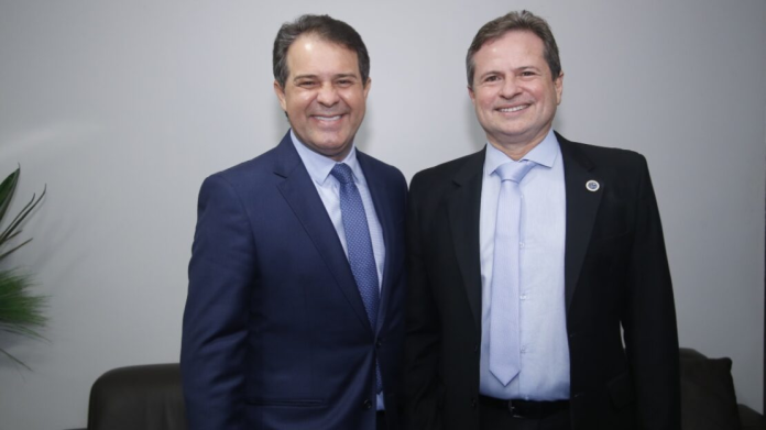 Evandro Leitão, presidente da Alece, e Marcos André Borges, CEO da VSM, na sessão solene - Foto: LC Moreira.