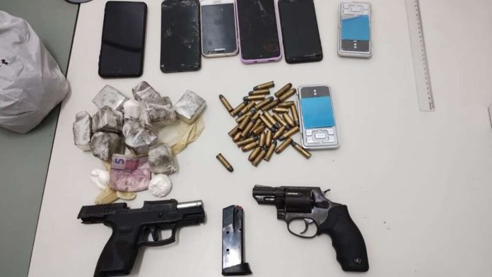 Com as diligências também foram apreendidas armas de fogo, munições, drogas e aparelhos celulares- Foto: Divulgação