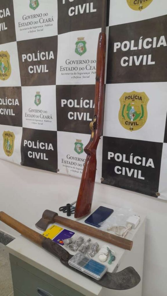 Trio foi preso em posse de drogas, arma de fogo, armas brancas, balança de precisão e apetrechos para embalar drogas- Foto: PCCE/Divulgação