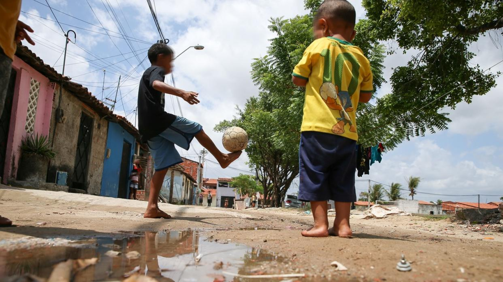 Em todo o país, a situação atinge quase 1,2 milhão de estudantes matriculados em 7,7 mil colégios sem acesso à água potável. Foto: Netinho Rodrigues/DN