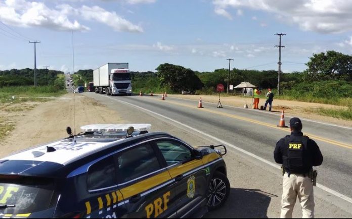 Nas proximidades de Chorozinho, a BR 116 tem registrado momentos de bloqueio total - Foto: Divulgação/PRF