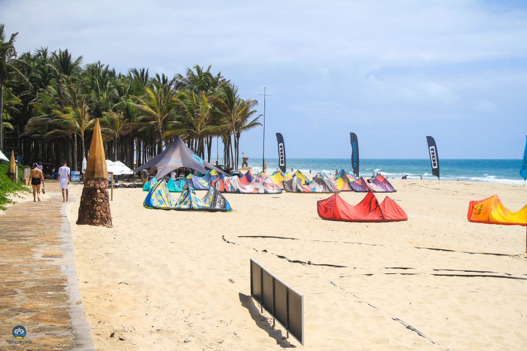 Entre agosto e dezembro, o colorido das velas dos praticantes de kitesurf e outros esportes marítimos invade os verdes mares cearenses