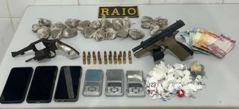 Ofensiva do CPRaio apreendeu maconha, cocaína, crack, armas de fogo, munições, três balanças de precisão e uma motocicleta adulterada - Foto: PMCE/Divulgação